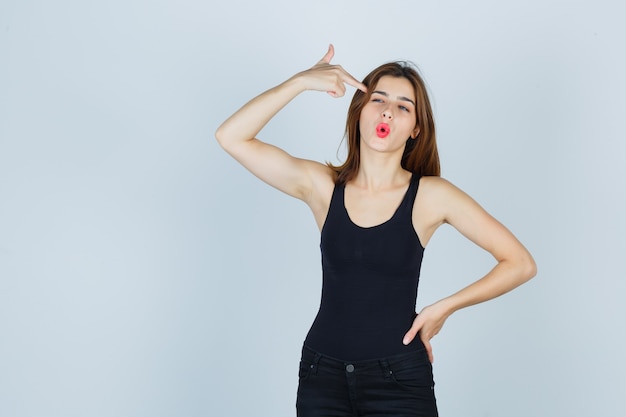 Free photo expressive young woman posing in the studio