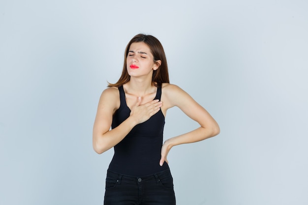 Giovane donna espressiva che posa nello studio