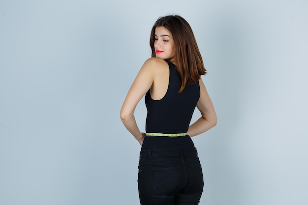 Free photo expressive young woman posing in the studio