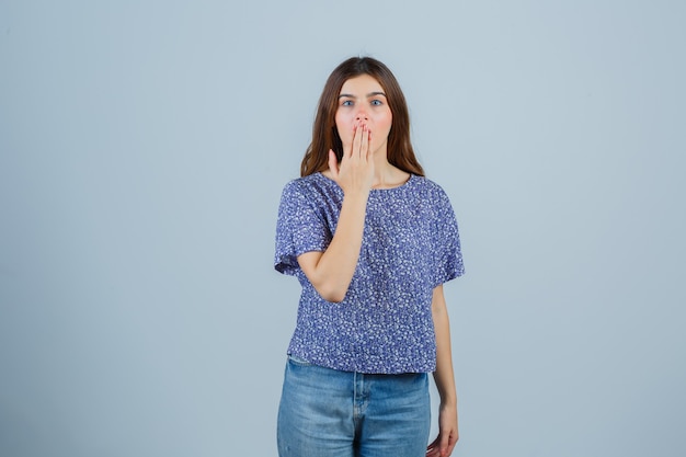 Giovane donna espressiva che posa nello studio