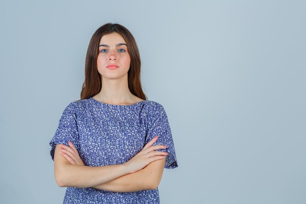 Giovane donna espressiva che posa nello studio