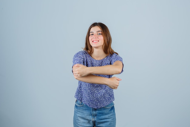 Free photo expressive young woman posing in the studio