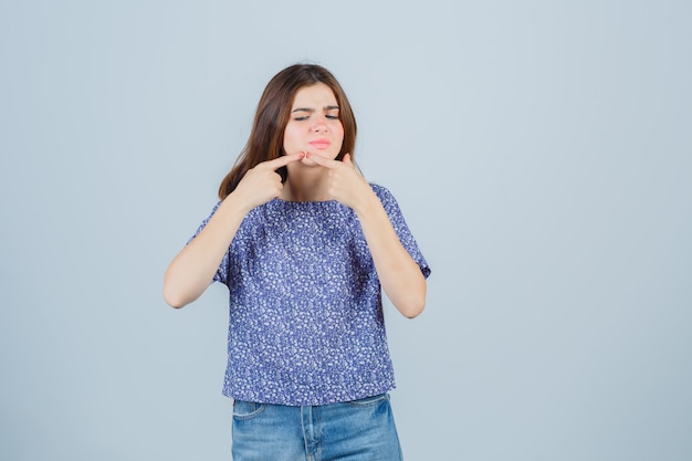 Foto gratuita giovane donna espressiva che posa nello studio