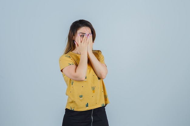 Free photo expressive young woman posing in the studio