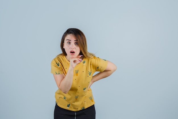 Free photo expressive young woman posing in the studio