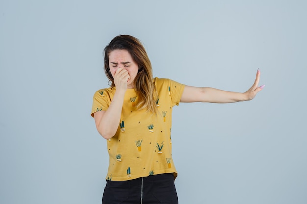 Foto gratuita giovane donna espressiva che posa nello studio