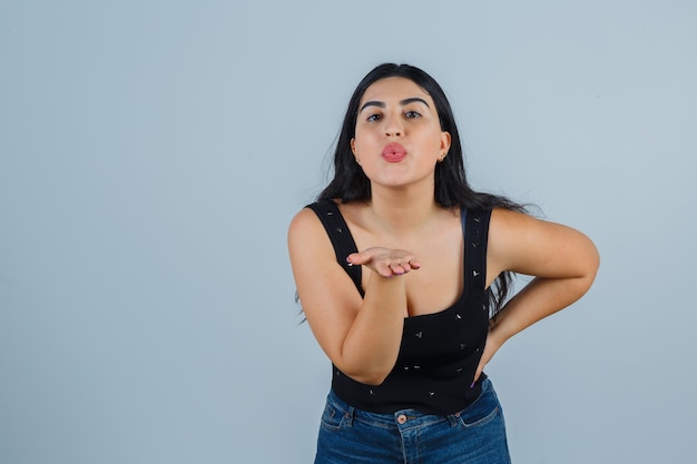 Free photo expressive young woman posing in the studio