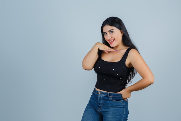 Free photo expressive young woman posing in the studio