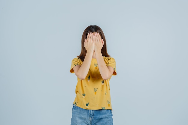 Giovane donna espressiva che posa nello studio