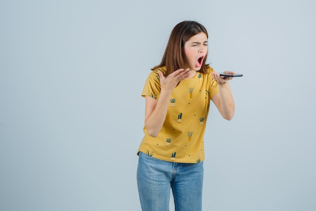 Free photo expressive young woman posing in the studio