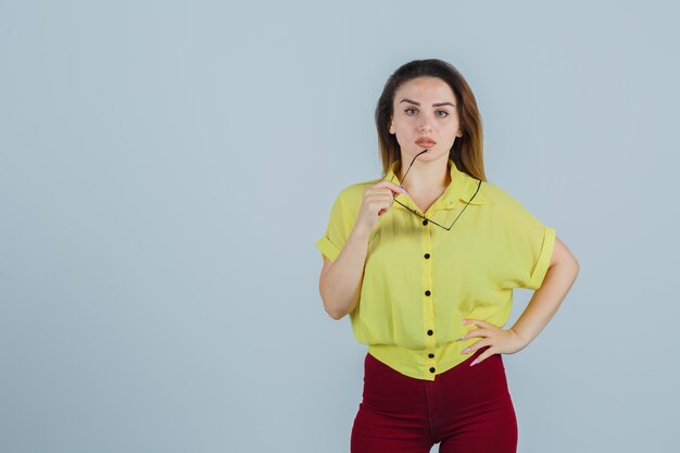 Foto gratuita giovane donna espressiva che posa nello studio