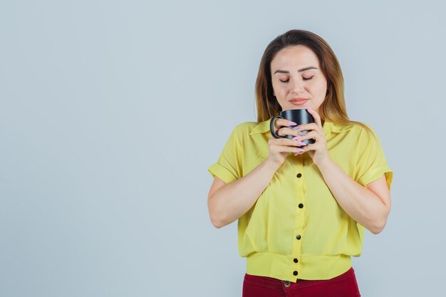 スタジオでポーズをとる表現力豊かな若い女性