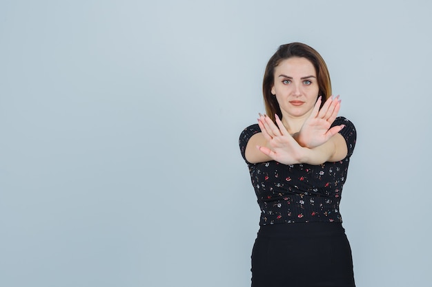 Free photo expressive young woman posing in the studio