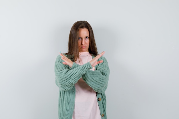 Free photo expressive young woman posing in the studio