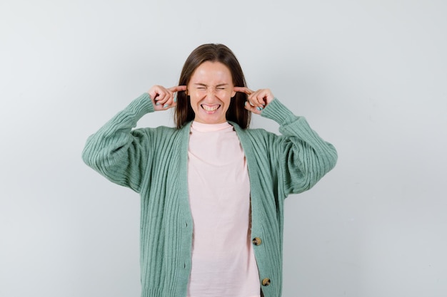 Free photo expressive young woman posing in the studio