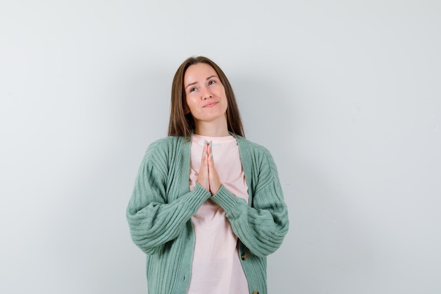 Free photo expressive young woman posing in the studio