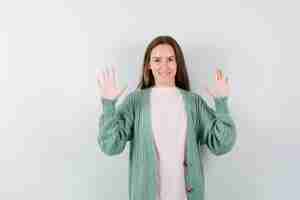 Free photo expressive young woman posing in the studio