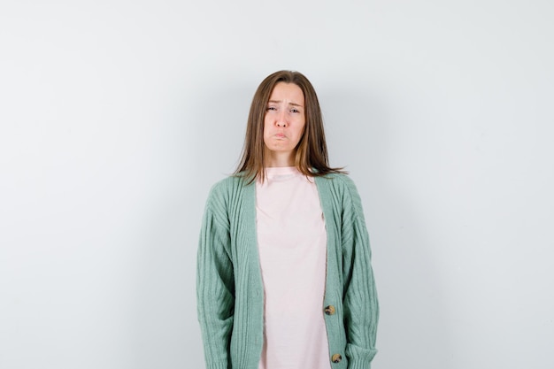 Free photo expressive young woman posing in the studio