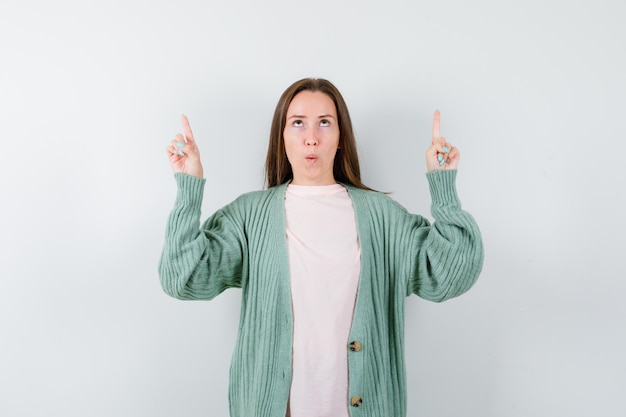 Free photo expressive young woman posing in the studio