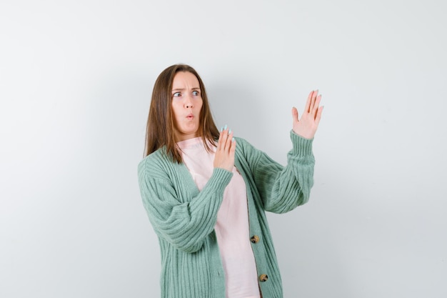 Free photo expressive young woman posing in the studio