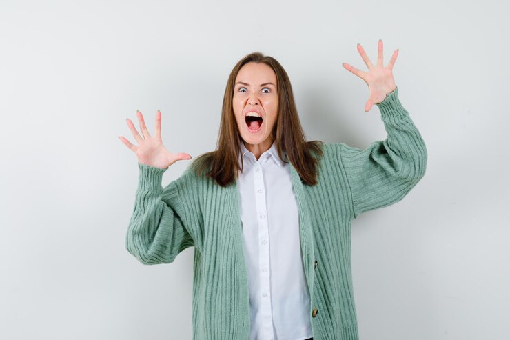 スタジオでポーズをとる表現力豊かな若い女性