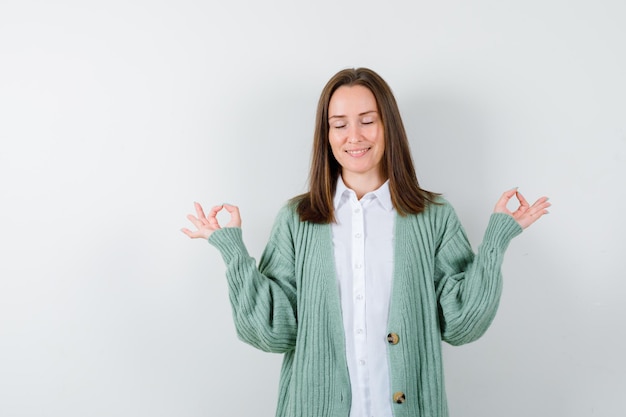 Giovane donna espressiva che posa nello studio