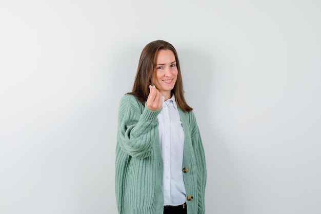 Free photo expressive young woman posing in the studio