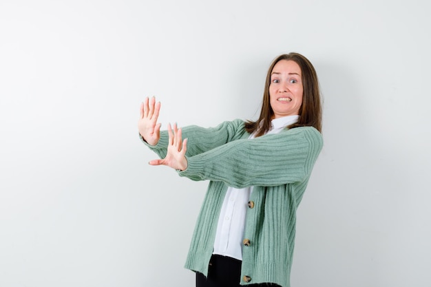 Foto gratuita giovane donna espressiva che posa nello studio