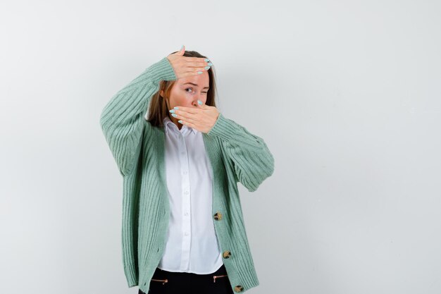 Free photo expressive young woman posing in the studio