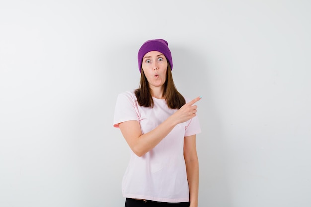 Free photo expressive young woman posing in the studio