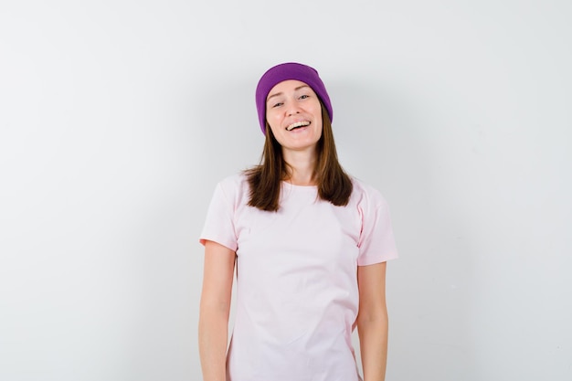 Free photo expressive young woman posing in the studio