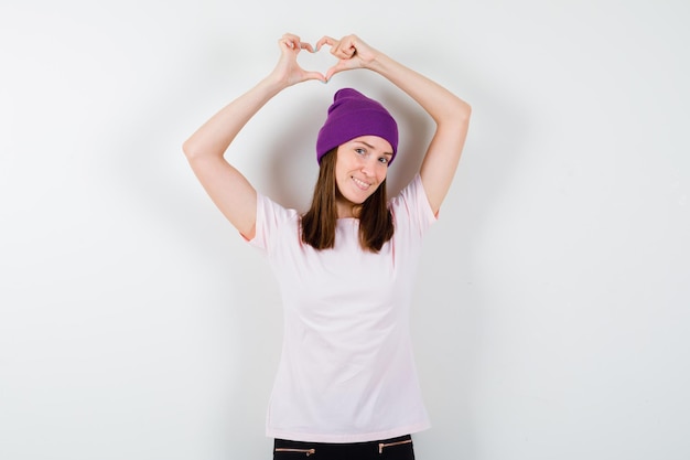 Free photo expressive young woman posing in the studio