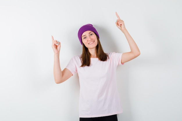 Free photo expressive young woman posing in the studio