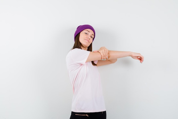 Free photo expressive young woman posing in the studio