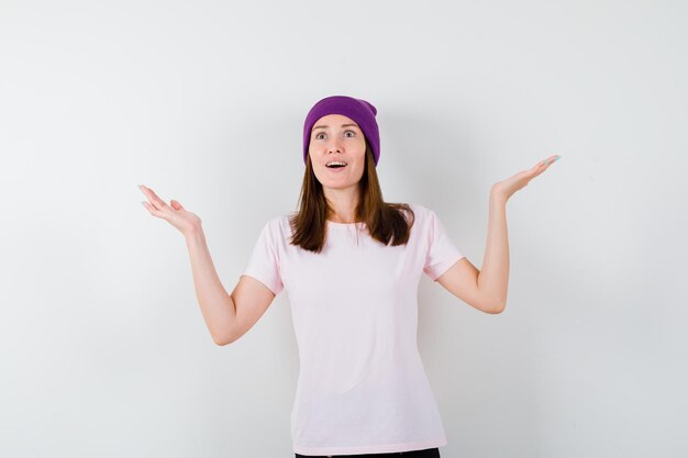 Free photo expressive young woman posing in the studio