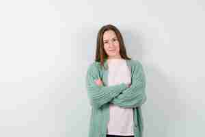 Free photo expressive young woman posing in the studio