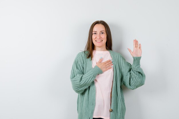 Giovane donna espressiva che posa nello studio