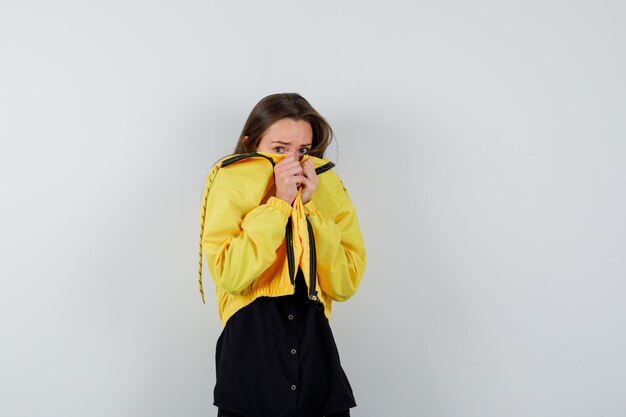 Free photo expressive young woman posing in the studio