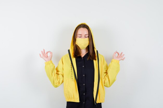 Free photo expressive young woman posing in the studio