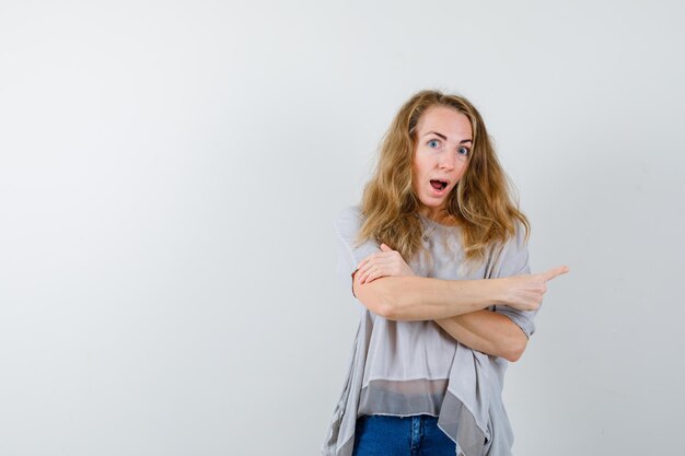 Giovane donna espressiva che posa nello studio