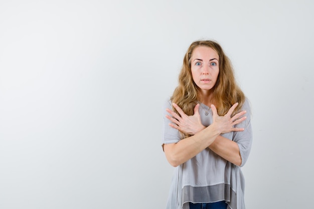 Free photo expressive young woman posing in the studio