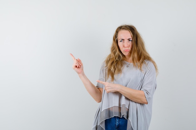 Free photo expressive young woman posing in the studio