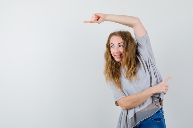 Giovane donna espressiva che posa nello studio