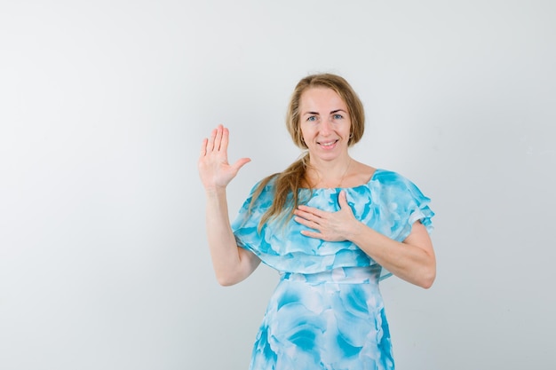 Free photo expressive young woman posing in the studio