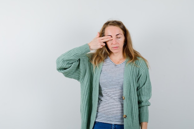 Giovane donna espressiva che posa nello studio