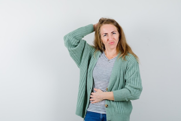 Foto gratuita giovane donna espressiva che posa nello studio