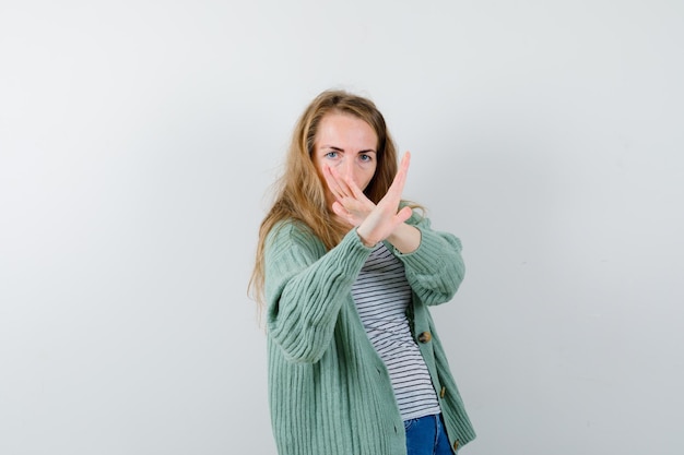 Free photo expressive young woman posing in the studio