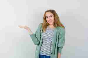 Free photo expressive young woman posing in the studio