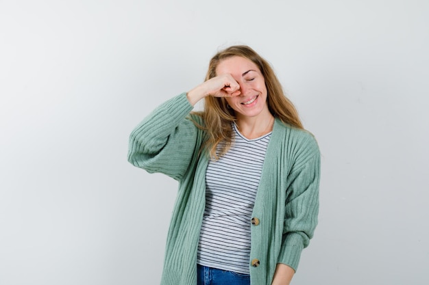 Free photo expressive young woman posing in the studio