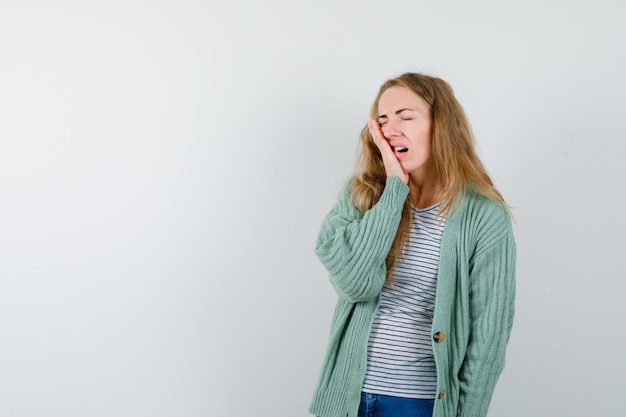 Free photo expressive young woman posing in the studio